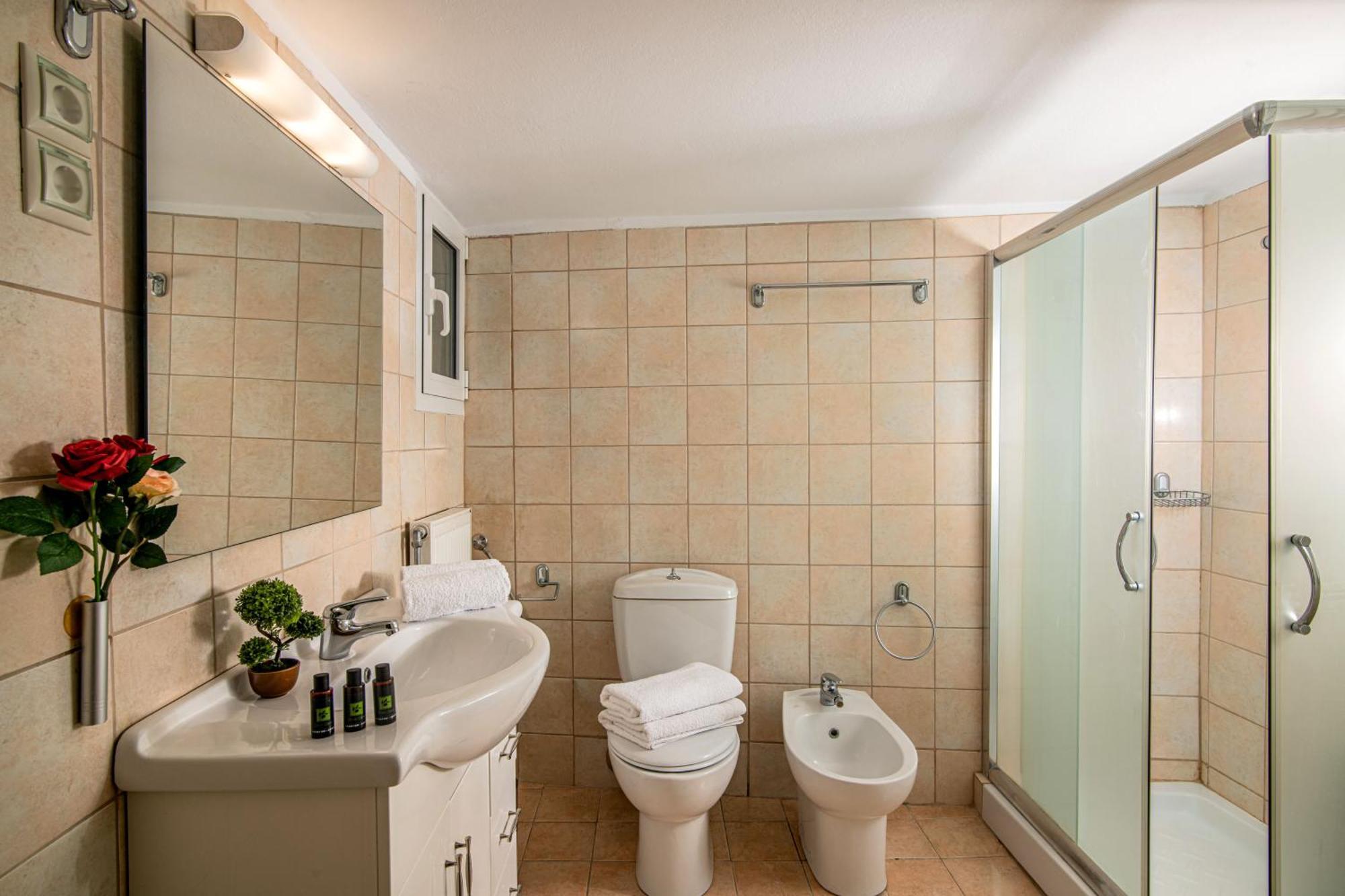 Central Double Bedroom Apartment 이라클리온 외부 사진
